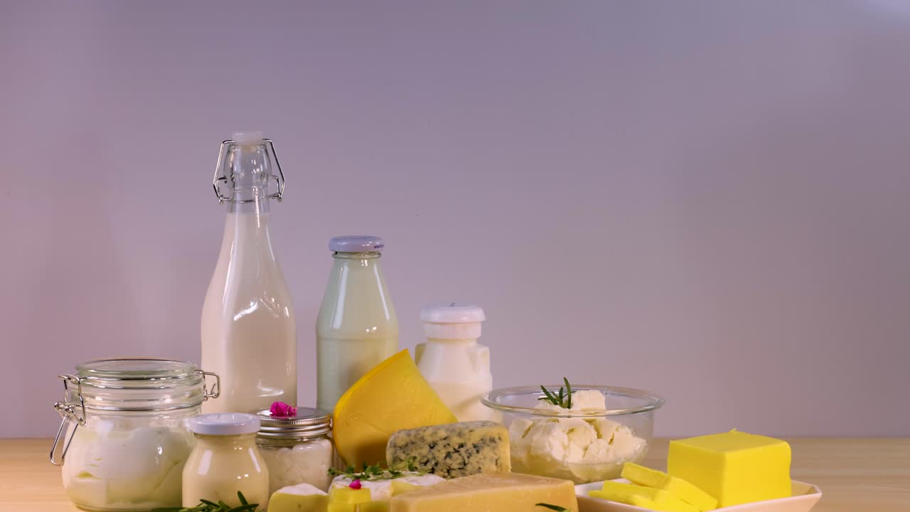 테이블 에 배열 된 여러 가지 유제품