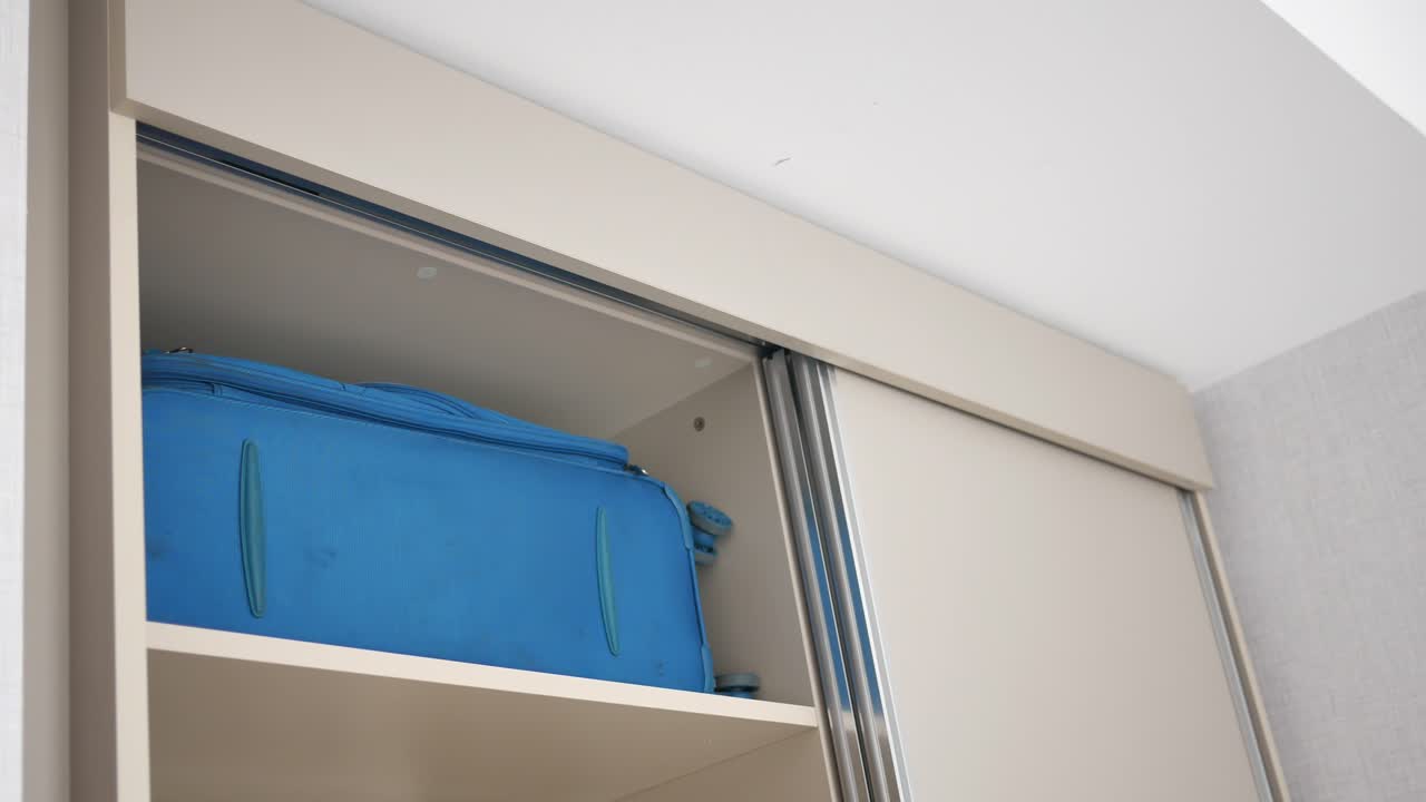 armario deslizante con bolsa azul