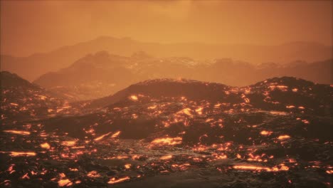 campos de lava y colinas en un volcán activo