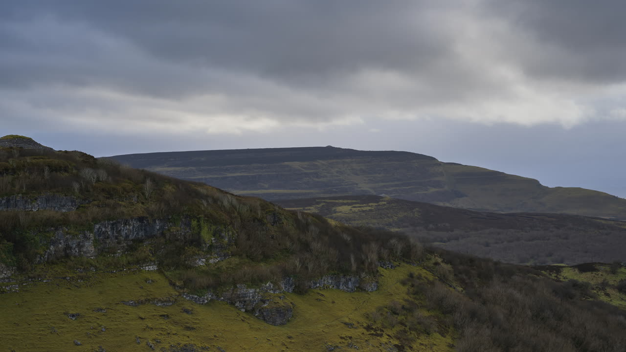 lapso de tiempo del paisaje natural agrícola rural durante el día en irlanda