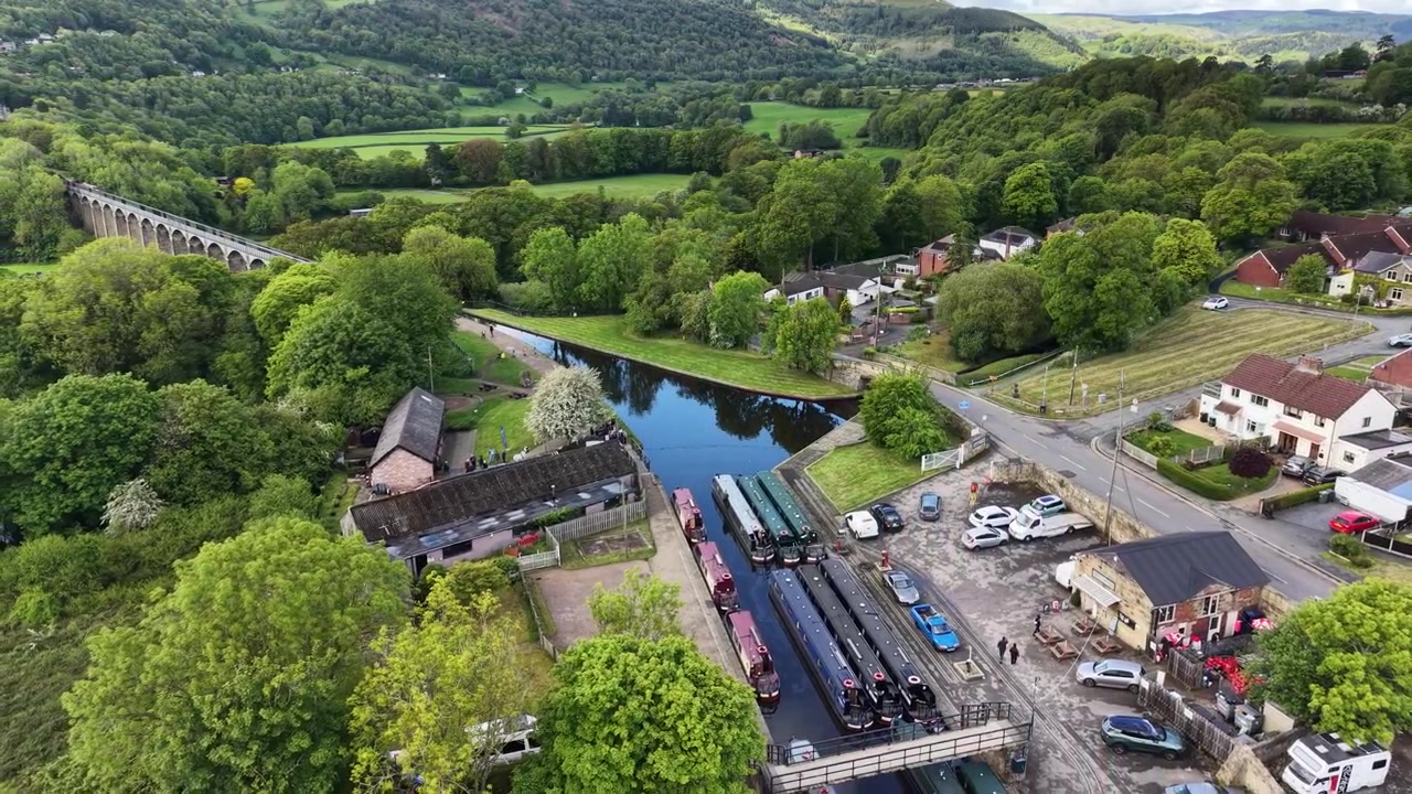 Pontcysyllte Akvædukt og Trevor Basin Besøgscenter, Nordwales, drone luftfoto.