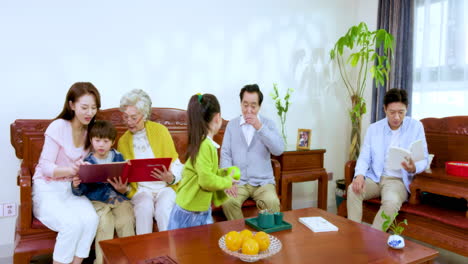 Atractivo-Retrato-Asiático-Gran-Familia-Feliz-De-Múltiples-Generaciones-Con-Niños-Celebran-Un-Festival-Alegre-Junto-Con-Una-Cara-Sonriente-En-Una-Casa-Cálida