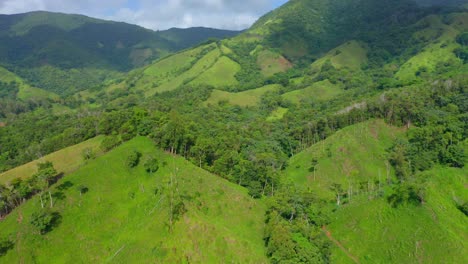 Aerial-forward-of-lush-green-mountains-at-Villa-Altagracia,-Los-Mogotes