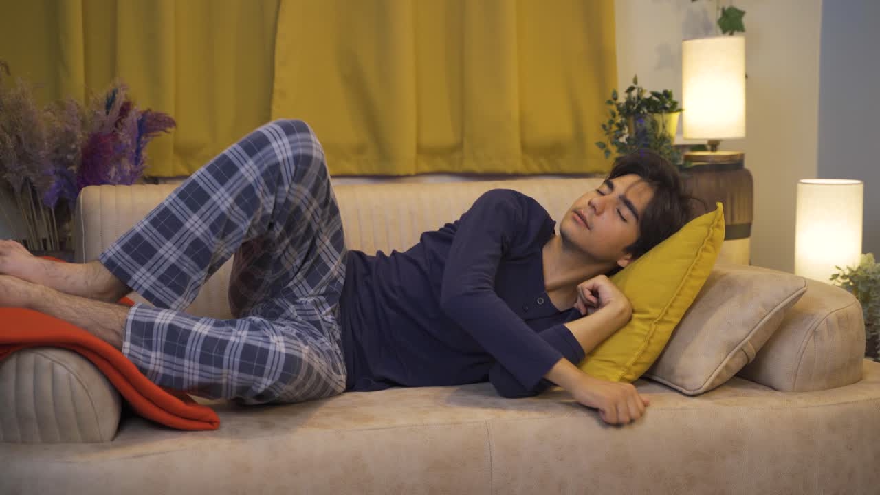 문제를 가진 사려 깊은 남자는 잠자리에 들지 않습니다.