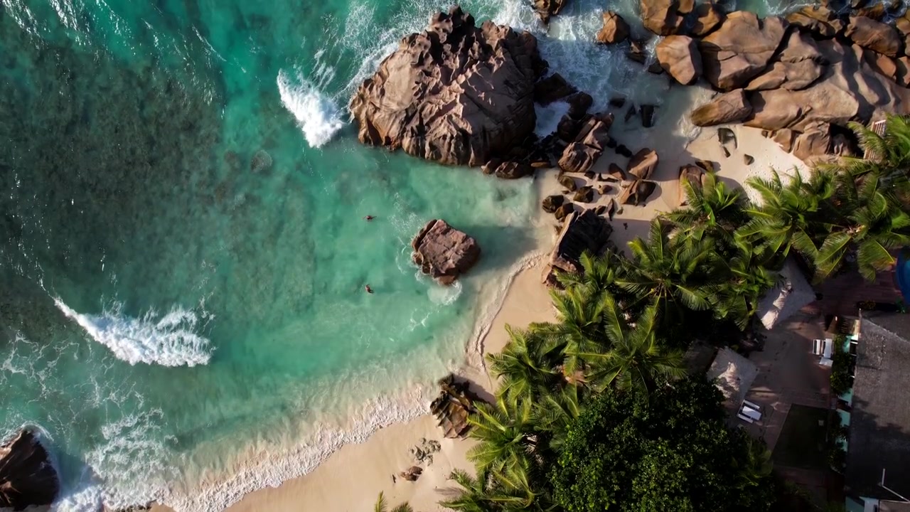 Spiaggia tipica delle Seychelles al tramonto. Vista aerea dall'alto
