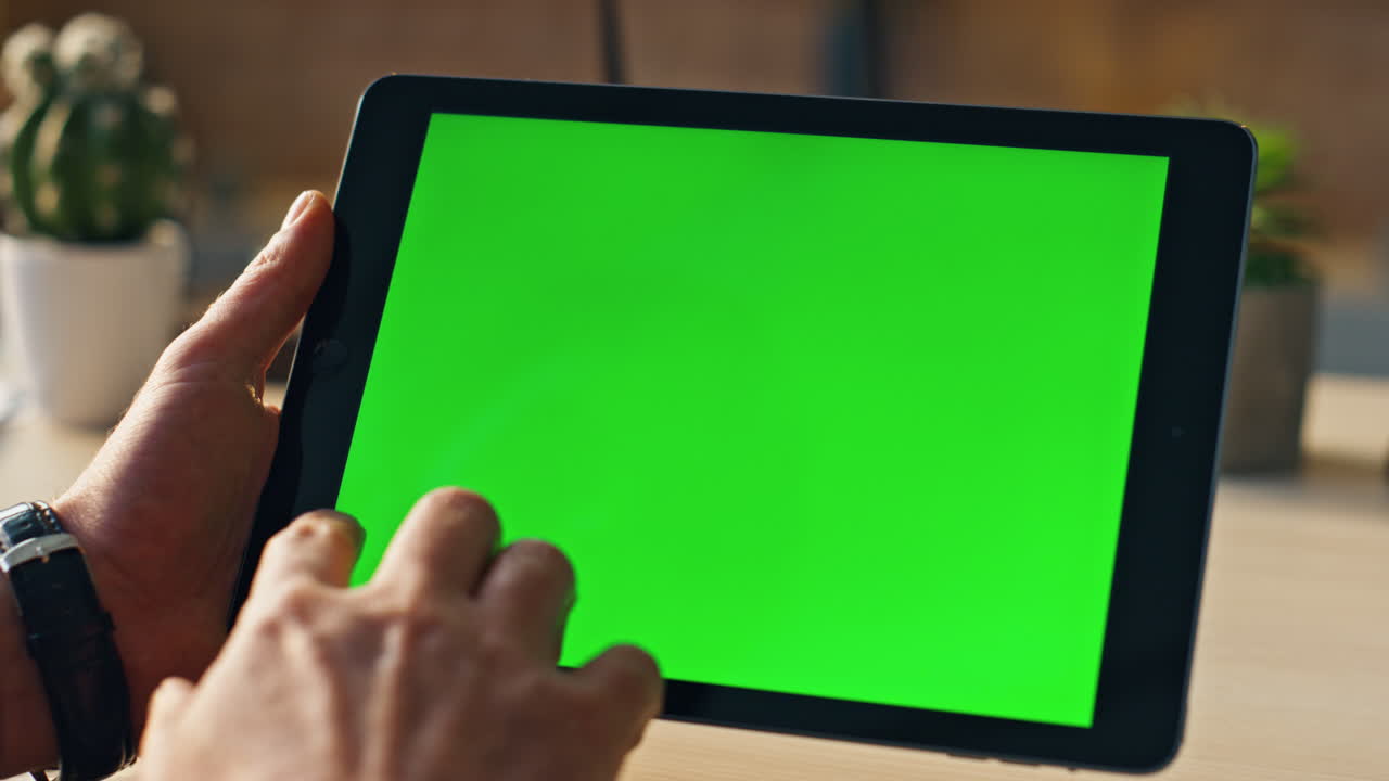 manos tocando el modelo de la tableta buscando información en internet en el interior de cerca.