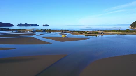 Luftaufnahme-über-Gestrandete-Boote-Und-Die-Tasman-Bucht-In-Der-Nähe-Des-Abel-Tasman-Nationalparks