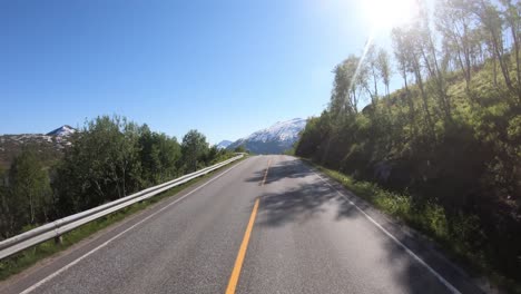 punto de vista del vehículo conduciendo un coche en una carretera en noruega