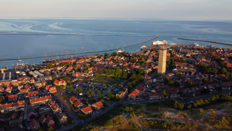 Fabelhafter-Drohnenblick-Auf-West-terschelling,-Aufgenommen-Im-Juli-2022