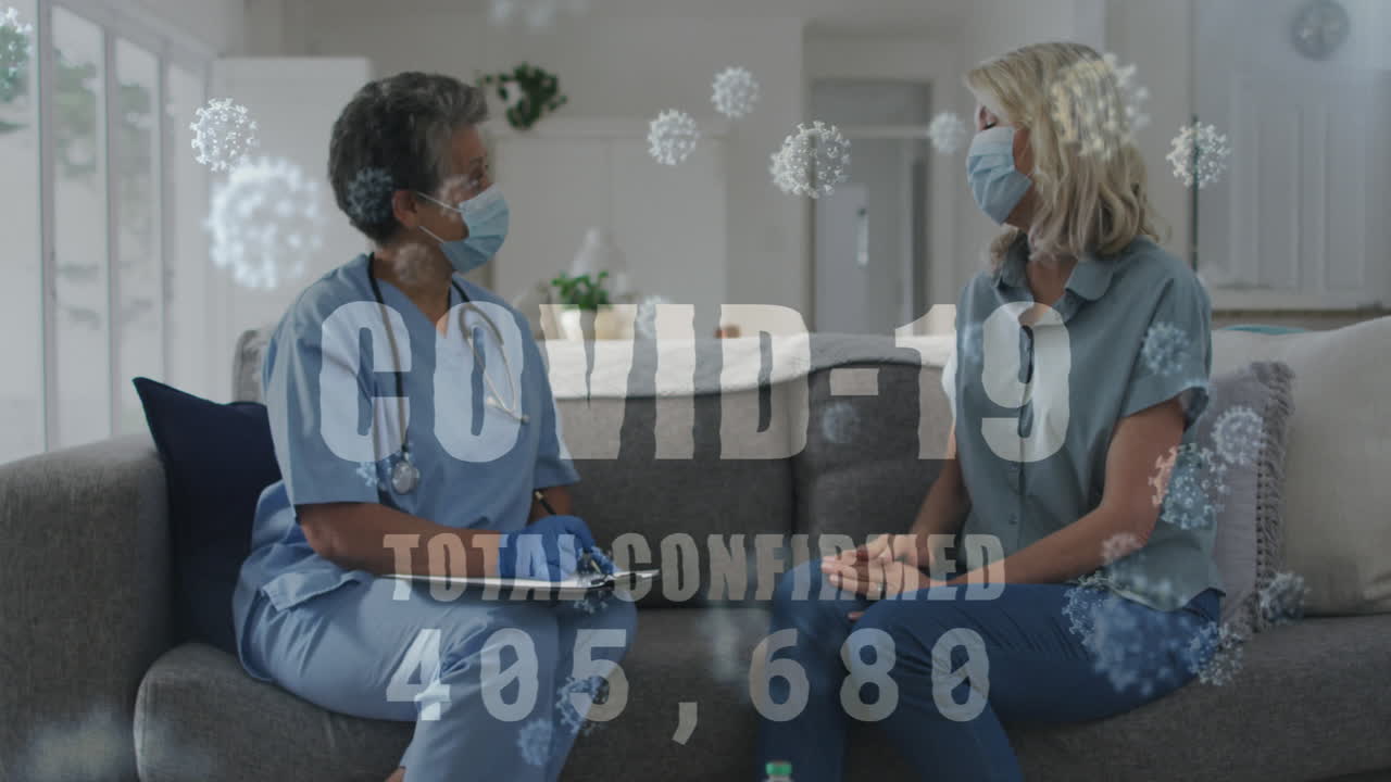 코로나 19 세포의 애니메이션과 여성 의사와 환자가 얼굴 마스크를 착용한 텍스트