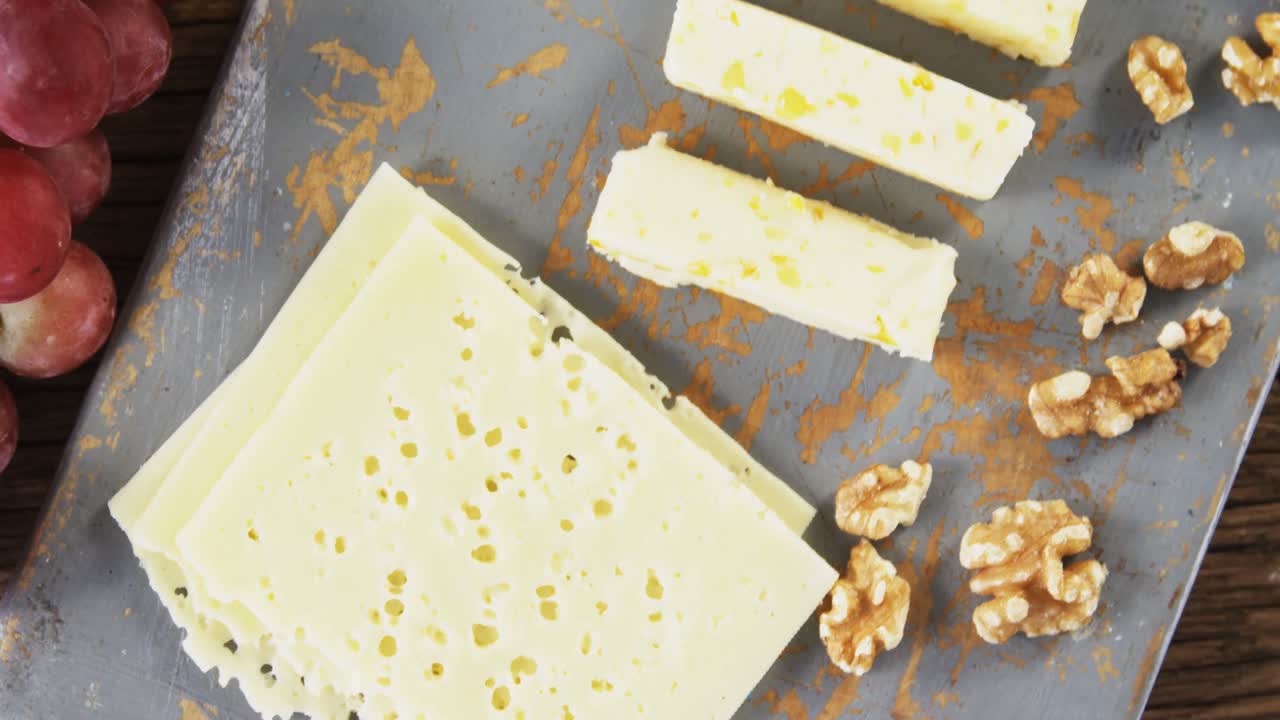 Slices of cheese with grapes and walnut