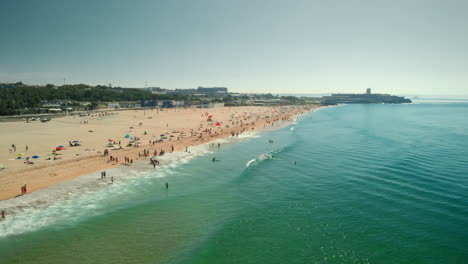 Schöner-Portugiesischer-Strand-An-Einem-Sommertag-Mit-Menschen-Und-Surfern