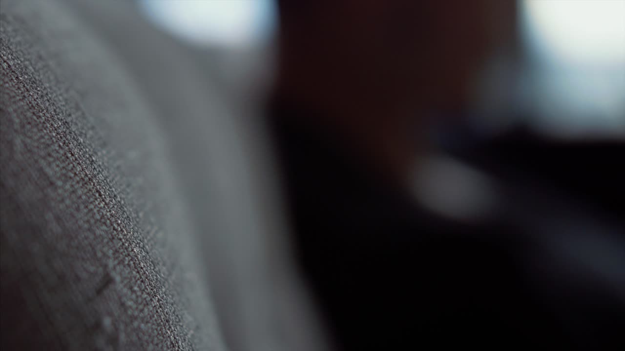 sentado, descansando en el sofá, cansado, recuperación, agotado, relajante