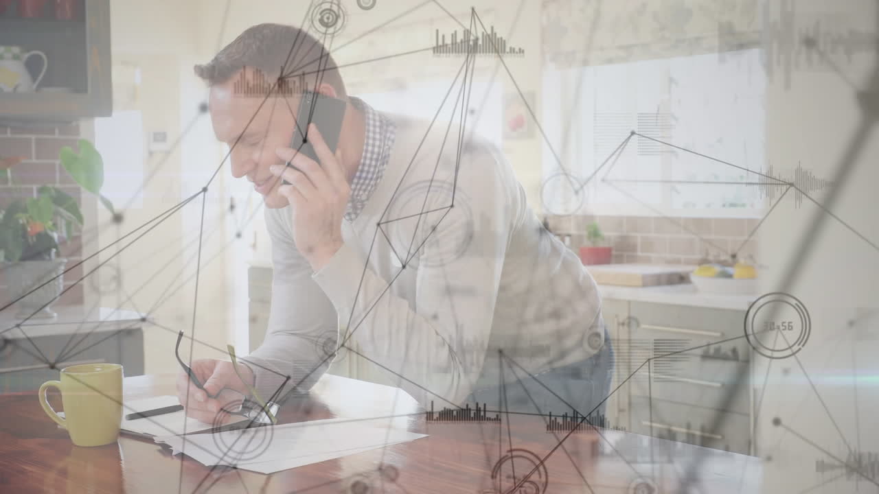 red de conexiones y procesamiento de datos contra el hombre hablando en el teléfono inteligente