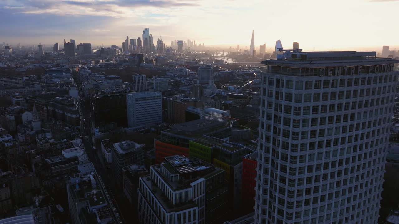 Toma aérea desde el edificio Centre Point hacia la City de Londres