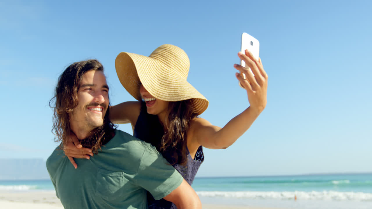 pareja tomando una selfie con un teléfono móvil 4k