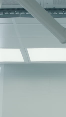 lámpara de alta tecnología ilumina la mesa de cirugía. lámpara de última generación proporciona luz enfocada sobre la mesa de operación asegurando una clara visibilidad para los cirujanos durante la operación