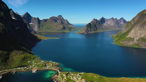 Reine-Lofoten-Es-Un-Archipiélago-En-El-Condado-De-Nordland,-Noruega.