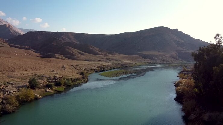 Fiume e montagne a Darbandikhan, nel sud della regione del Kurdistan, Iraq.