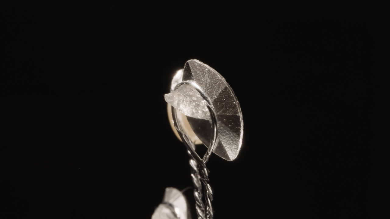 밝은 스튜디오 빛에 반 ⁇ 이는 보석과 함께 우아한 헤어핀