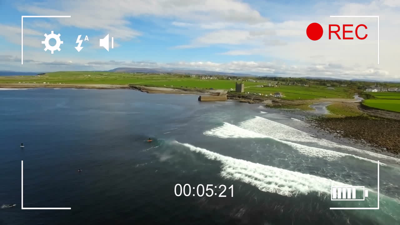 파도와 초록색 으로 해안 풍경에 대한 애니메이션을 녹음합니다.