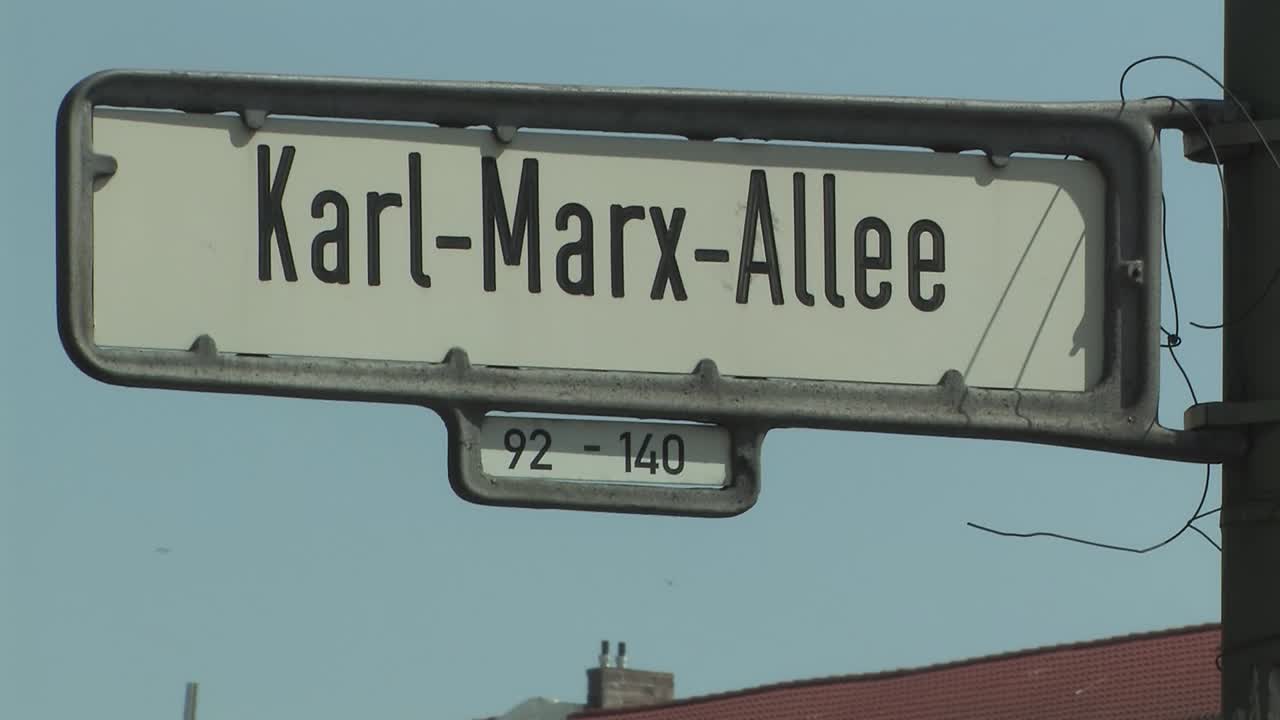 señal de tráfico o calle karl-marx-allee en berlín, alemania