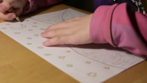 niña aprendiendo habilidades artísticas creativas mientras pinta en papel