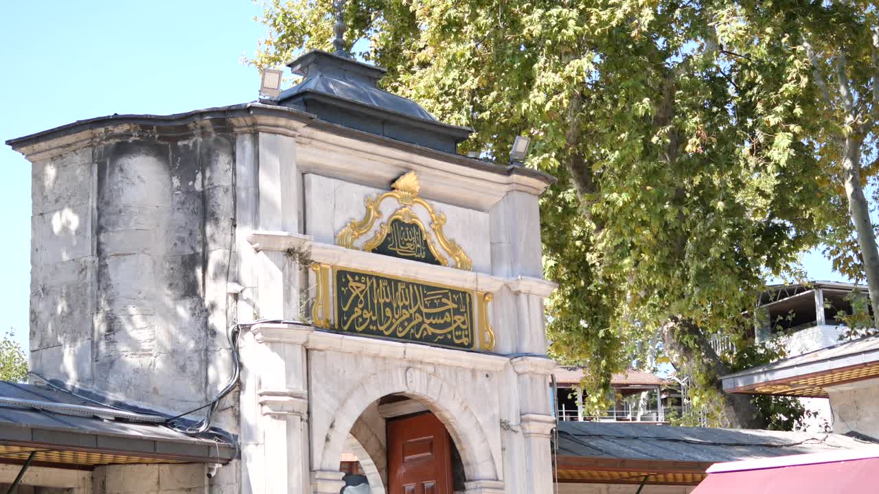 el exterior de una puerta histórica de la mezquita en estambul