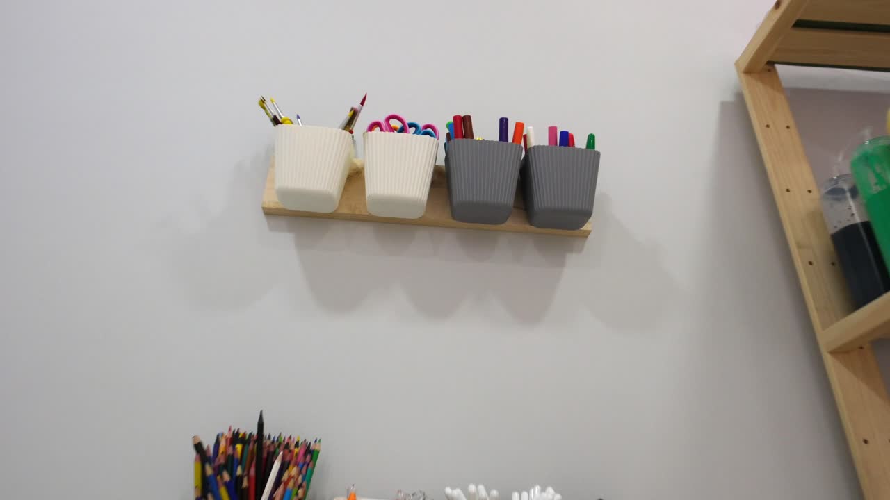 lápices y estantes de colores para niños