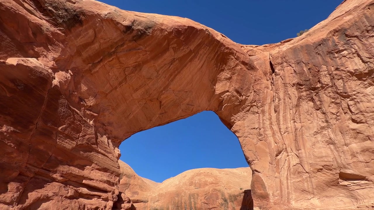 Funnel Arch, Moab, Utah, USA. Suggestivo monumento in arenaria rossa, ripresa dal basso