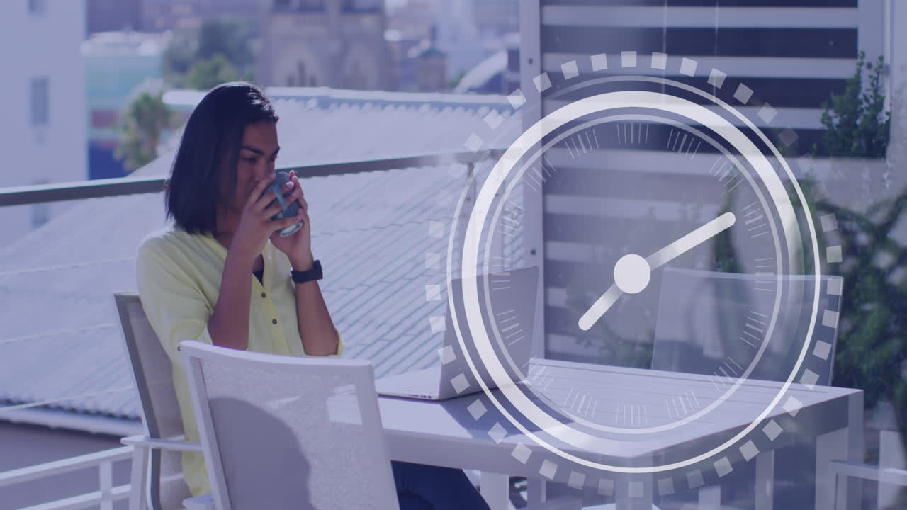 анимация часов и обработка данных над женщиной с помощью ноутбука.