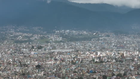 aviones de líneas aéreas nacionales aterrizando en el aeropuerto internacional de tribhuwan, katmandú, nepal