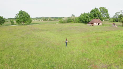 Filmando-A-Una-Joven-Cómo-Está-Recogiendo-Las-Flores-En-El-Campo-Agrícola