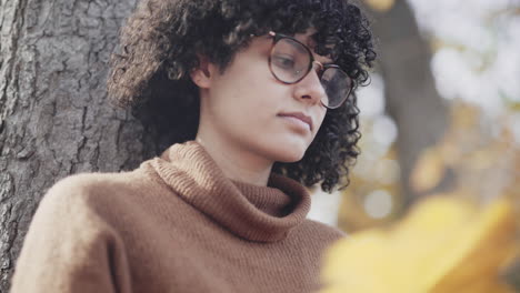 perpleja confundida chica negra de ébano perdida en pensamientos en otoño