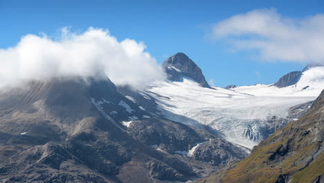 Nubes-De-Lapso-De-Tiempo-Sobre-La-Montaña-Y-El-Glaciar,-En-El-Paso-De-Nufenen-En-Los-Alpes-Suizos,-Europa