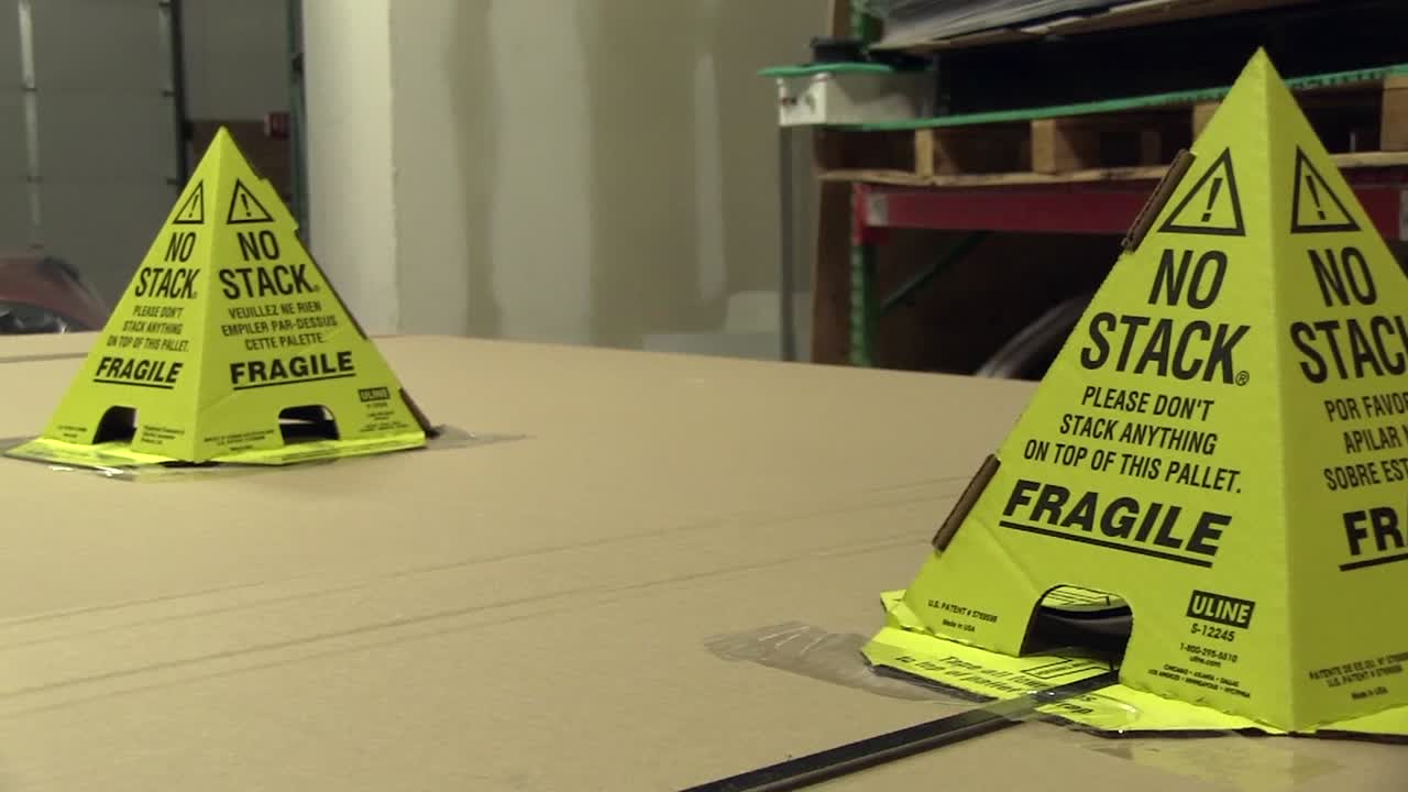 배송을 위해 큰 카드보드 상자 위에 스택 팔레트 코너가 없습니다.