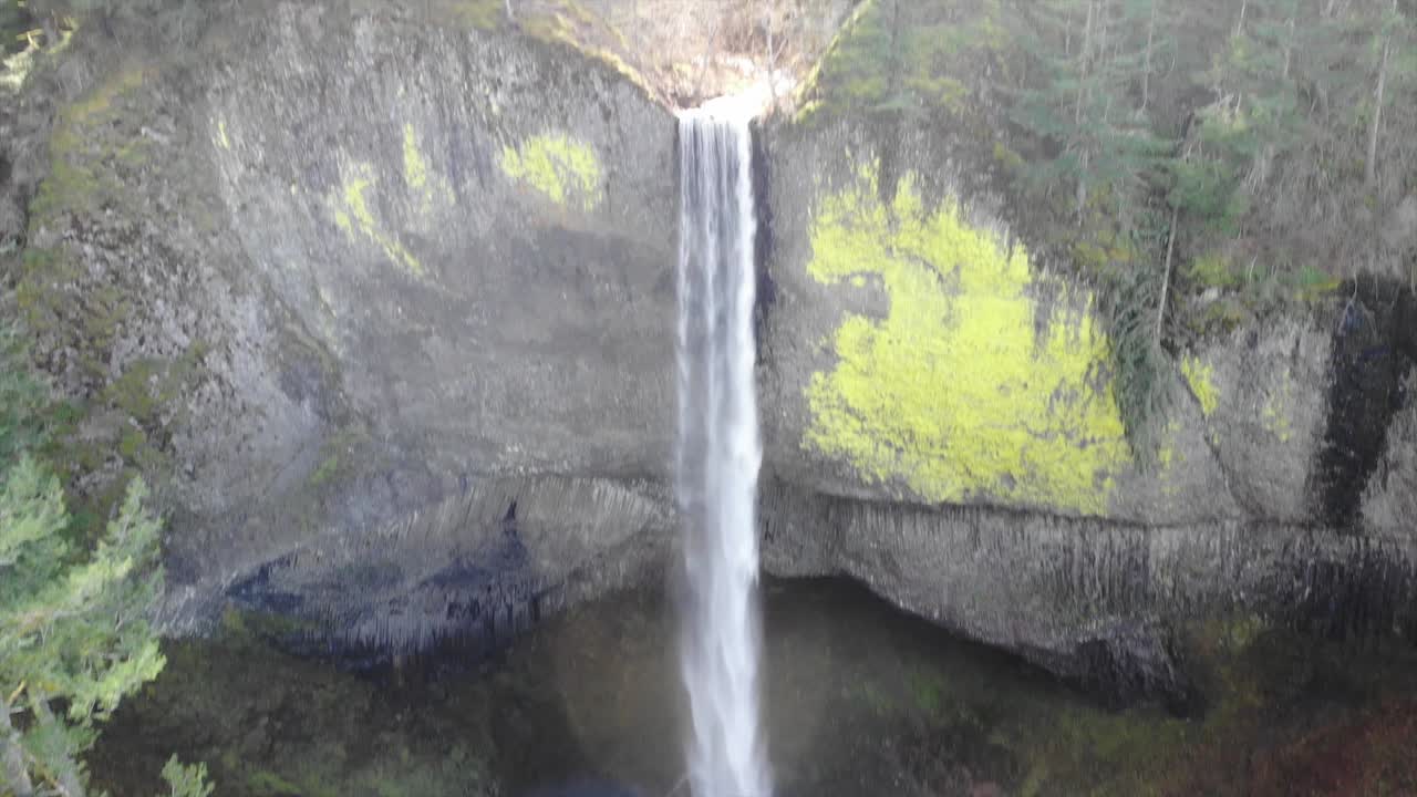 tomada de un dron de una cascada