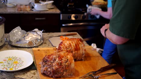 tallando un pavo asado
