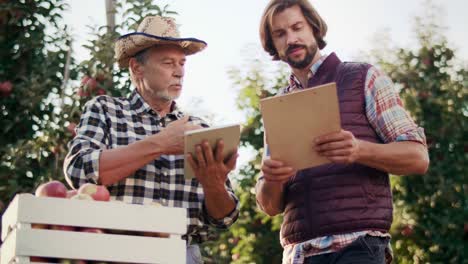 modern farmers over the laptop