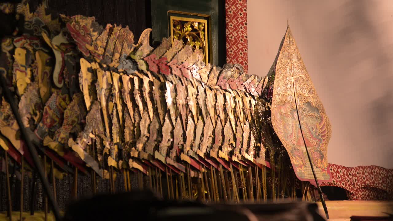Wayang kulit-forestillinger stammer fra javanesisk kultur i Indonesien. Wayang kulit-fortællinger kaldes dramaer, som generelt relaterer til temaer fra Mahabharata- og Ramayana-manuskripterne, men