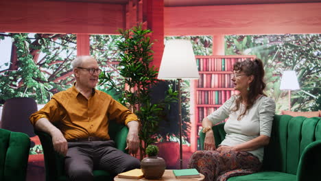 una pareja de ancianos disfrutando de una conversación alegre en su casa