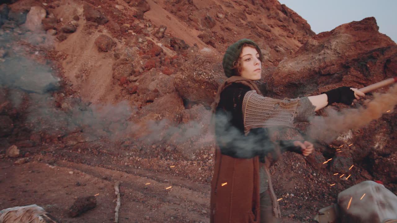 mujer bailando con una bomba de humo en un mundo post-apocalíptico