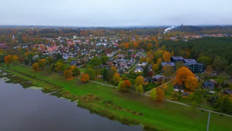 Pueblo-Lituano-Junto-Al-Río-Memel-Birstonas-Durante-El-Nublado-Día-De-Otoño