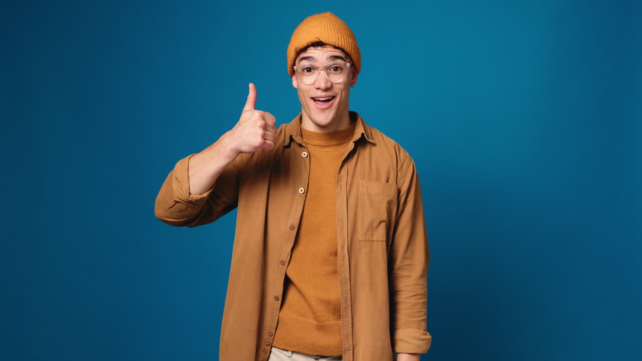 행복한 남자가 엄지손가락을 들고