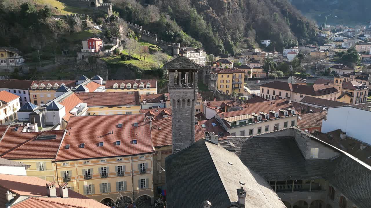 bellinzona suiza torre del campanario de la iglesia girando vista aérea en un día soleado