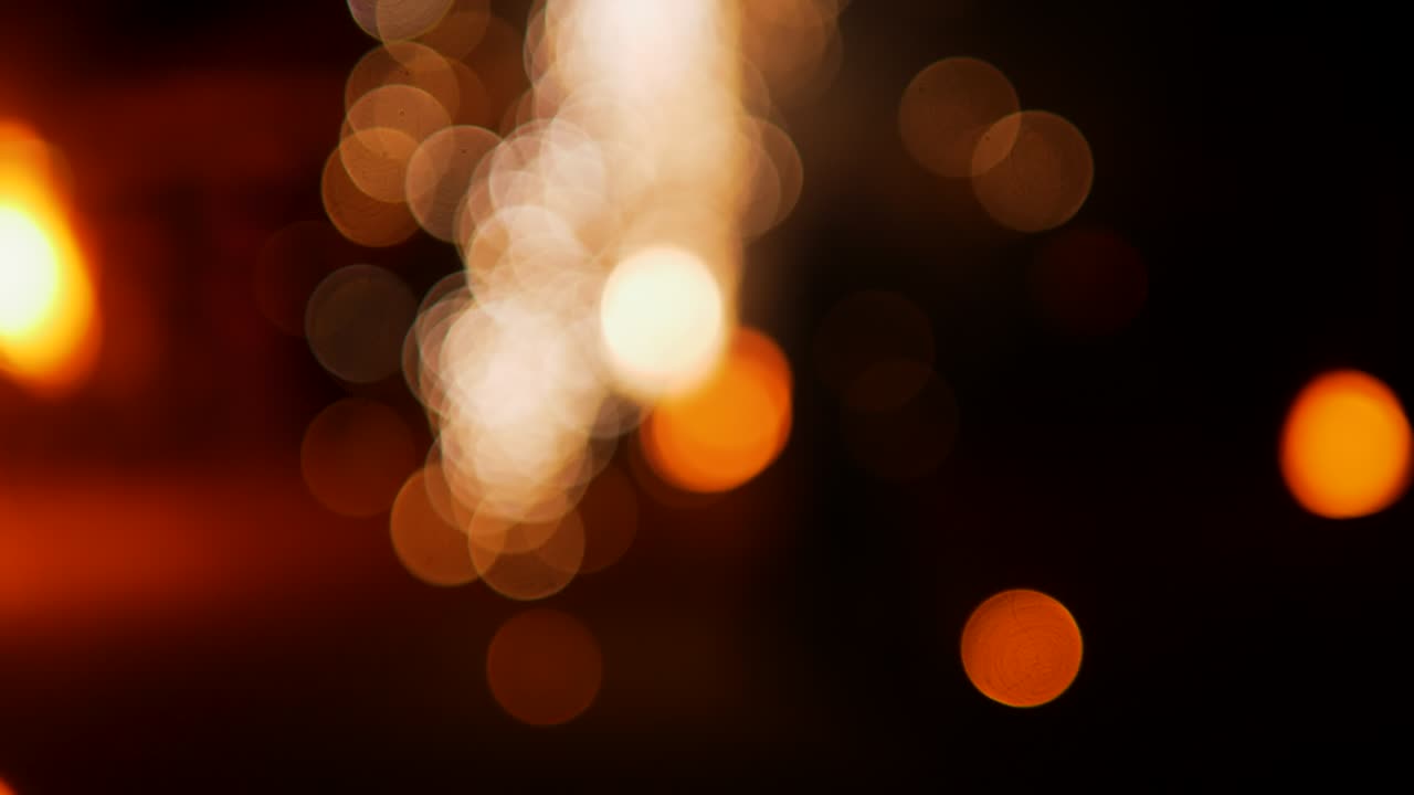 bombillas parpadeantes o chispas en un fondo borroso, brillo festivo espacio de copia de bokeh. hermoso fondo de año nuevo con fuegos artificiales bokeh