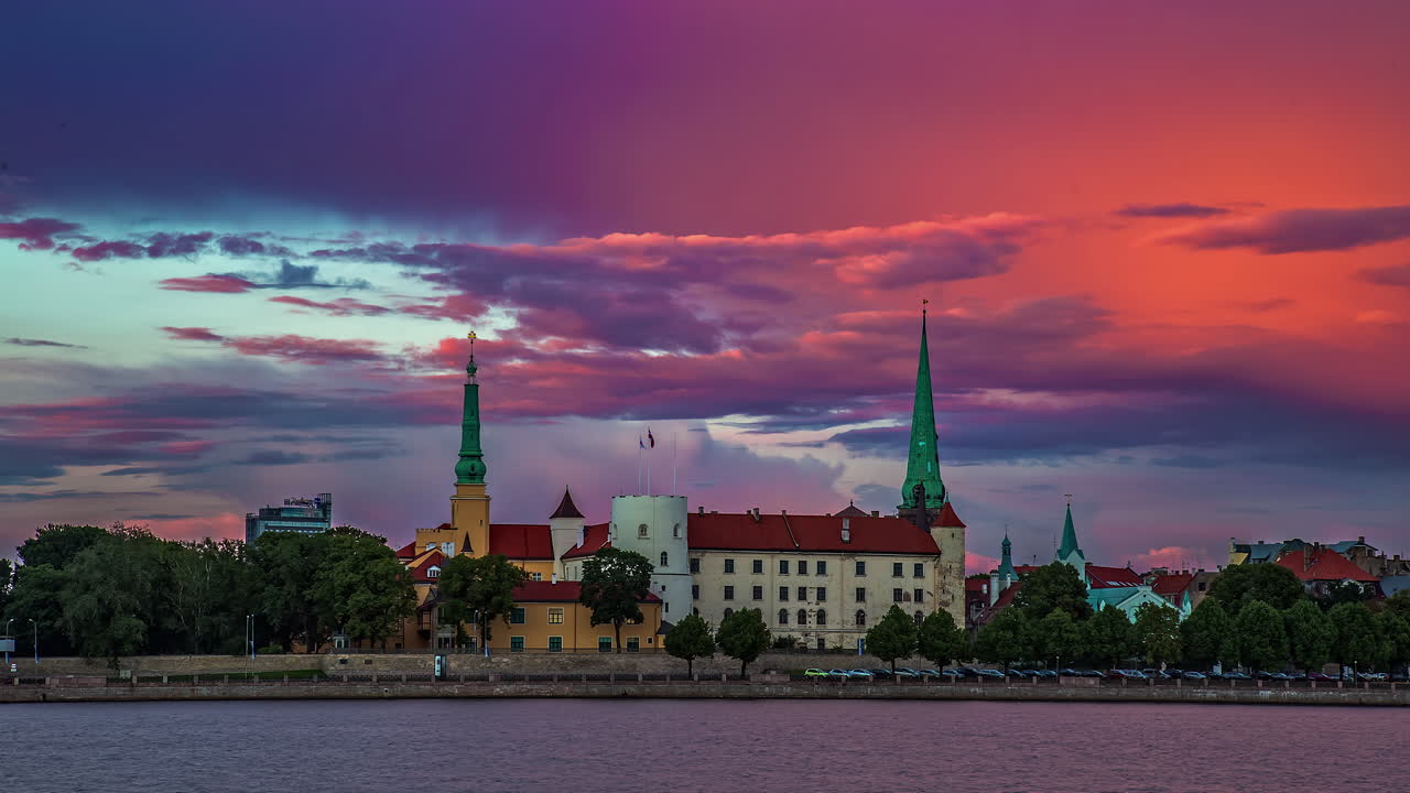 puesta de sol mágica sobre el castillo de riga en letonia
