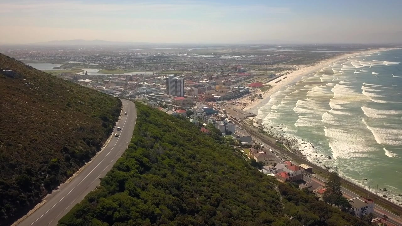 Estrada da Encosta da Montanha de Muizenberg revela Subúrbio da Cidade do Cabo, Praia e Mar, Movimento Aéreo para a Frente.