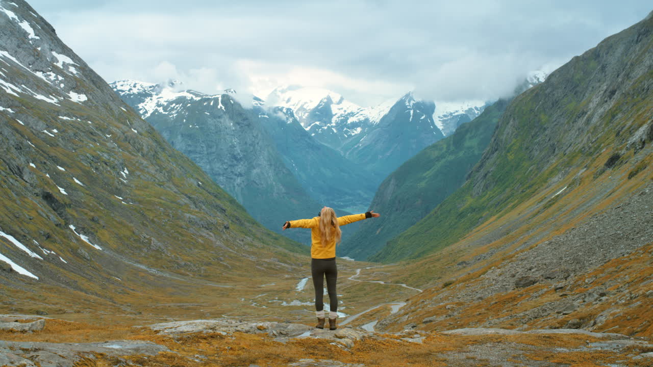 mujer haciendo senderismo en los pintorescos fiordos noruegos