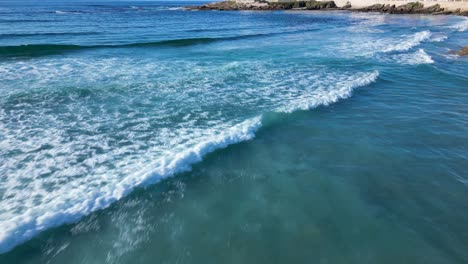 Surfende-Wellen-Auf-Dem-Blauen-Ozean-Von-Playa-De-Caion-In-Galicien,-Spanien